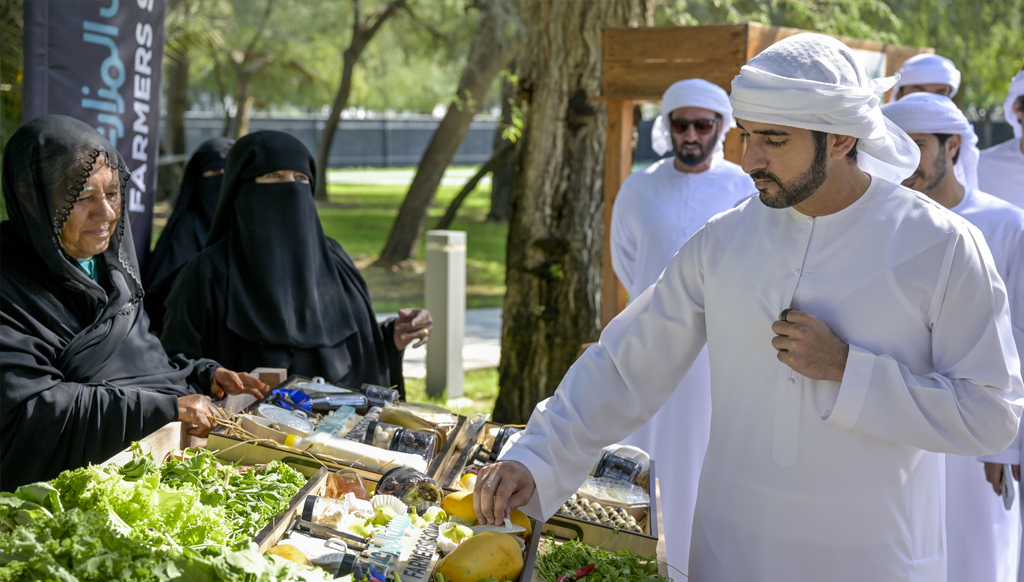 حمدان بن محمد يطلع على مستجدات سوق المزارعين