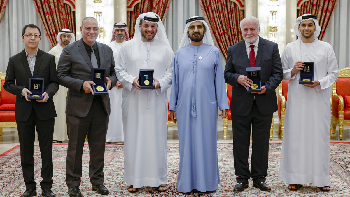 محمد بن راشد يكرّم الفائزين بميدالية محمد بن راشد للتميز العلمي