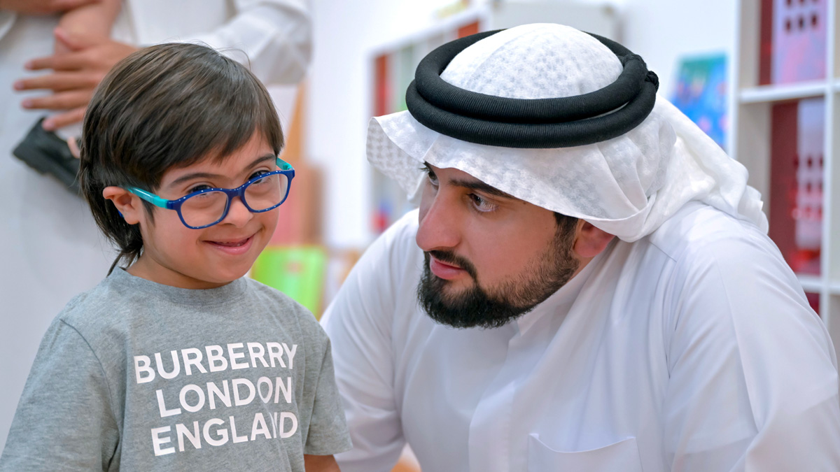 أحمد بن محمد يزور مركز البرشاء المجتمعي ويطلع على سير العمل فيه