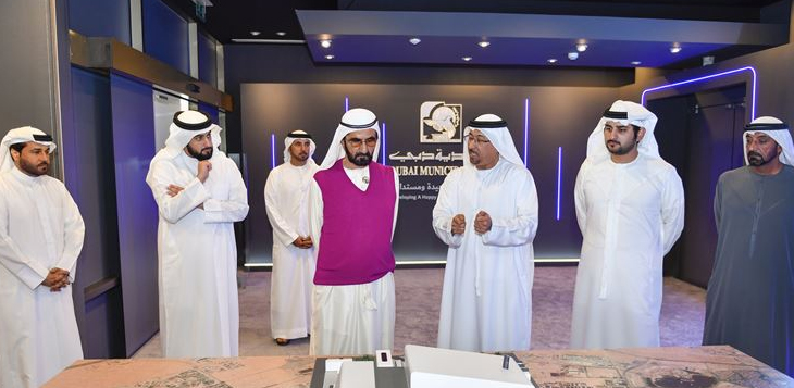 محمد بن راشد يزور بلدية دبي ويطَّلِع على مشاريعها وسير العمل فيها