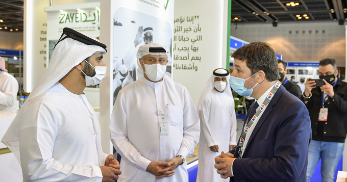منصور بن محمد يزور معرض ومؤتمر دبي الدولي للإغاثة والتطوير "ديهاد 2021"