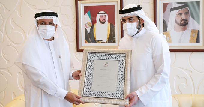 أحمد بن محمد يكرّم حميد القطامي تقديراً لإسهاماته في خدمة الحركة الأولمبية 