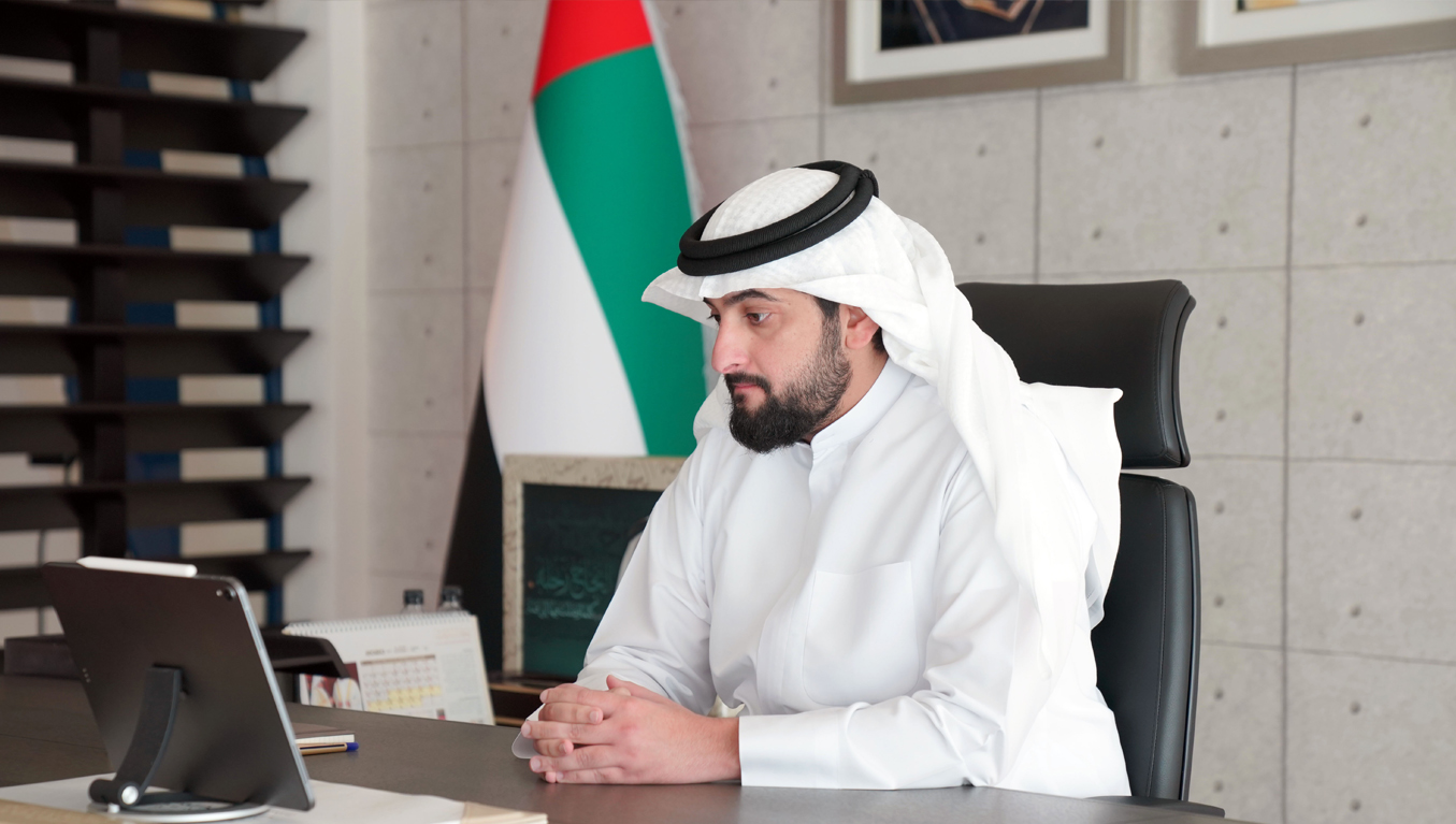 أحمد بن محمد : "الاحتفال بيوم العَلَم تأكيد لانتماء شعب الإمارات لوطنه واصطفافه وراء قيادته في مسيرة النماء"