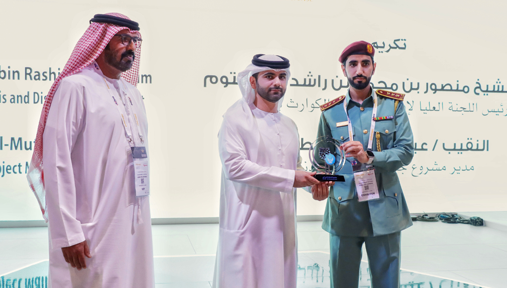 منصور بن محمد يكرّم القائمين على برنامج "جاهزية الدفاع المدني بدبي"
