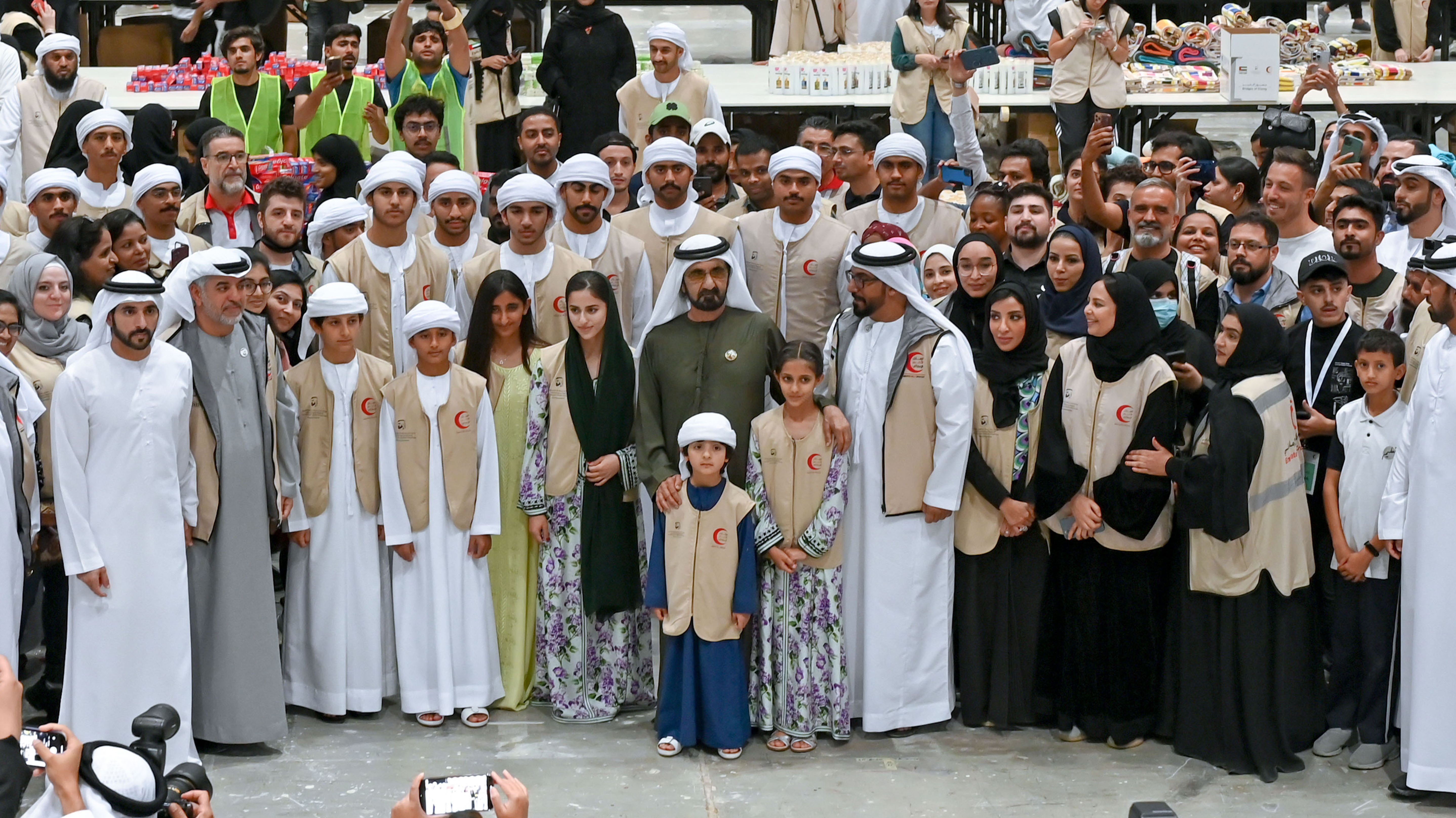 محمد بن راشد يزور مركز حملة "جسور الخير"