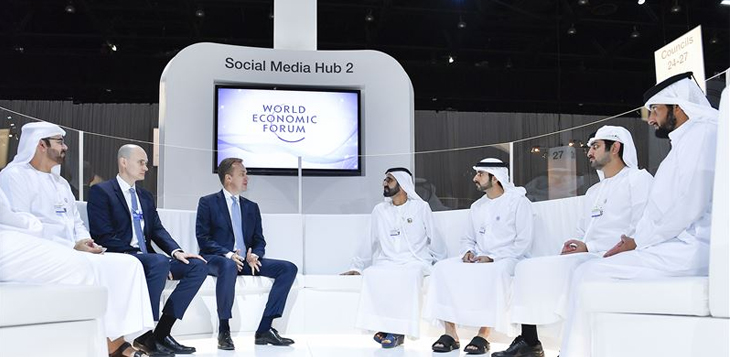 محمد بن راشد يستقبل رئيس وعضو مجلس إدارة منتدى"دافوس"