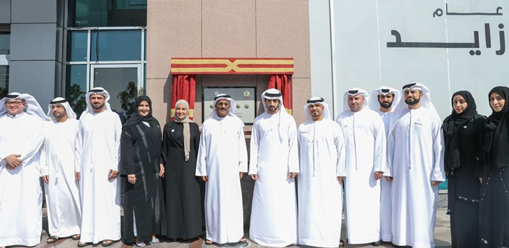 حمدان بن محمد يزيح الستار عن لوحة الخمس نجوم بمركز سعادة المتعاملين في " زايد للإسكان" بدبي