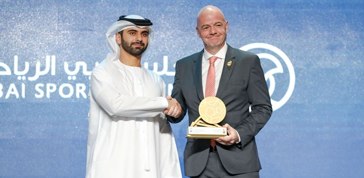 منصور بن محمد يكرّم رئيس الاتحاد الدولي لكرة القدم