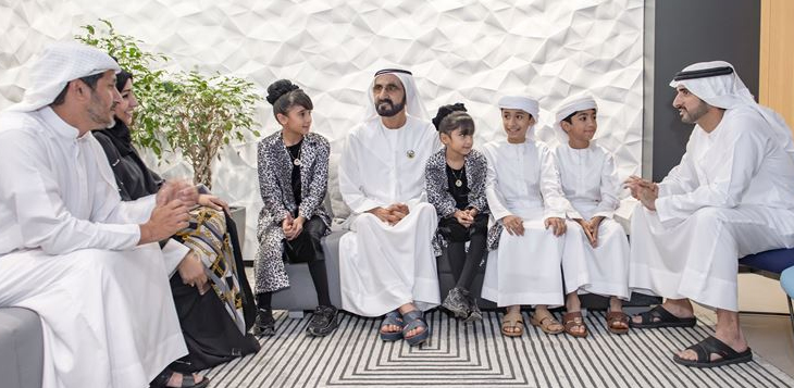 محمد بن راشد يلتقي أسرة إماراتية اختارت التعليم المنزلي لأبنائها
