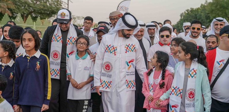 منصور بن محمد يشارك في مبادرة "نمشي معا"