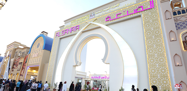 إقبال مكثف من ضيوف القرية العالمية لجناح الصنعة