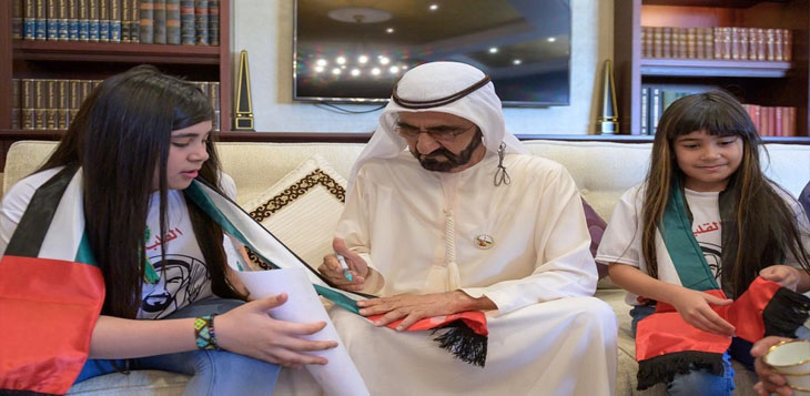 محمد بن راشد يكرّم طفلة عراقية قبّلت علَم الإمارات في المدرجات