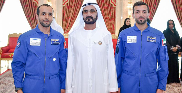 محمد بن راشد يستقبل رائدي الفضاء الإماراتيين سلطان النيادي وهزاع المنصوري