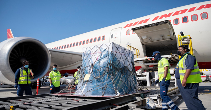 دبي تتسلم أول دفعة من لقاح "أسترازينيكا" المضاد لكوفيد -19