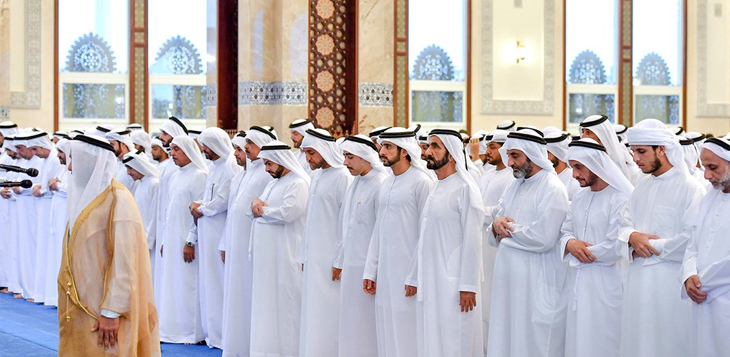 محمد بن راشد يؤدي صلاة عيد الأضحى في مسجد زعبيل