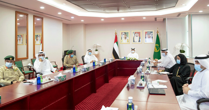 منصور بن محمد يترأس اجتماع اللجنة العليا لإدارة الأزمات والكوارث في دبي 