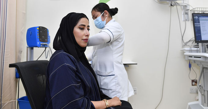 منى المرّي تتلقى ووالدتها الجرعة الأولى من لقاح "فايزر-بايونتيك"