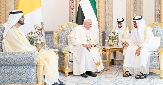 محمد بن راشد ومحمد بن زايد يبحثان مع بابا الكنيسة الكاثوليكية ترسيخ قيم الحوار والتآخي الإنساني بين شعوب العالم