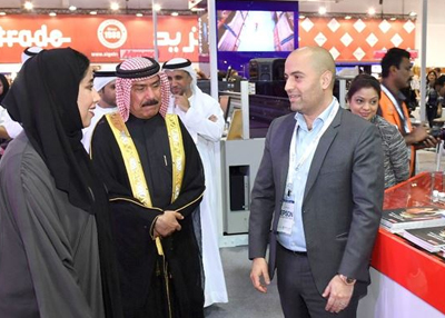 منى المرّي تفتتح معرض الشرق الأوسط للوحات والتصميمات الإعلانية 2018