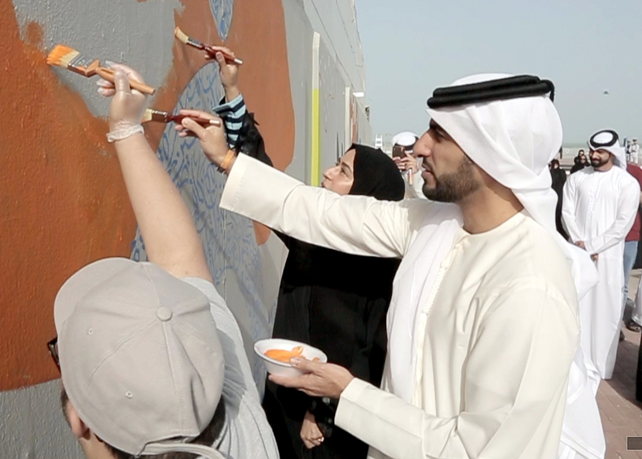 راشد بن حميد وحصة بوحميد يشهدان إطلاق أولى &quot;جداريات الهمم&quot; على كورنيش عجمان