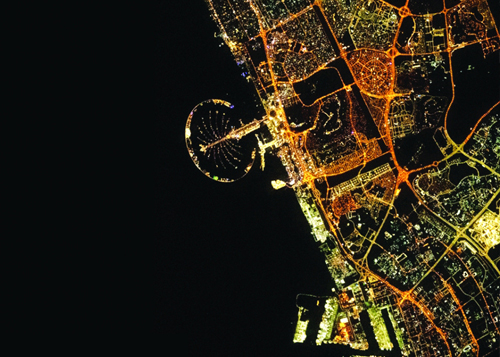 «سيلفي الفضاء».. دبي تتوهَّج بعدسة النيادي