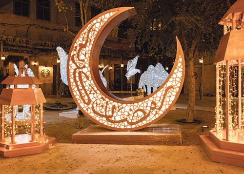 ليالي رمضان الفنية.. لوحات ومنحوتات على خور دبي