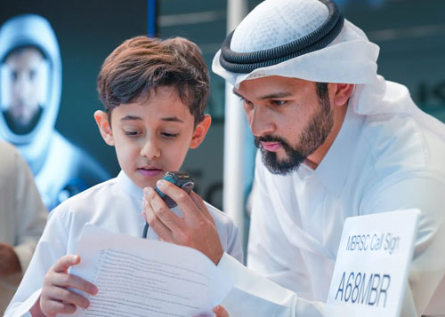 سلطان النيادي يلهم طلاب الإمارات في مكتبة محمد بن راشد