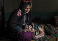 ندرك ان الحب يكمن في احضان الأم